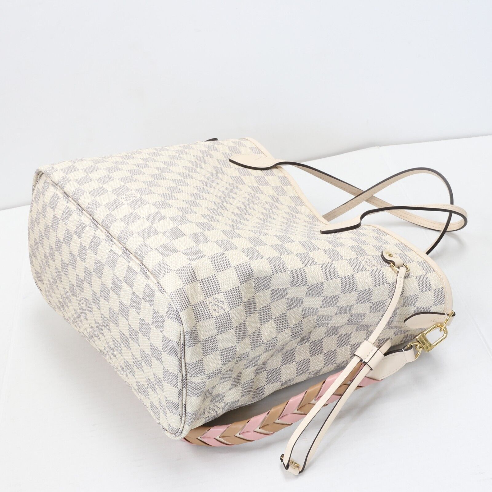 Louis Vuitton Neverfull bag structure detail